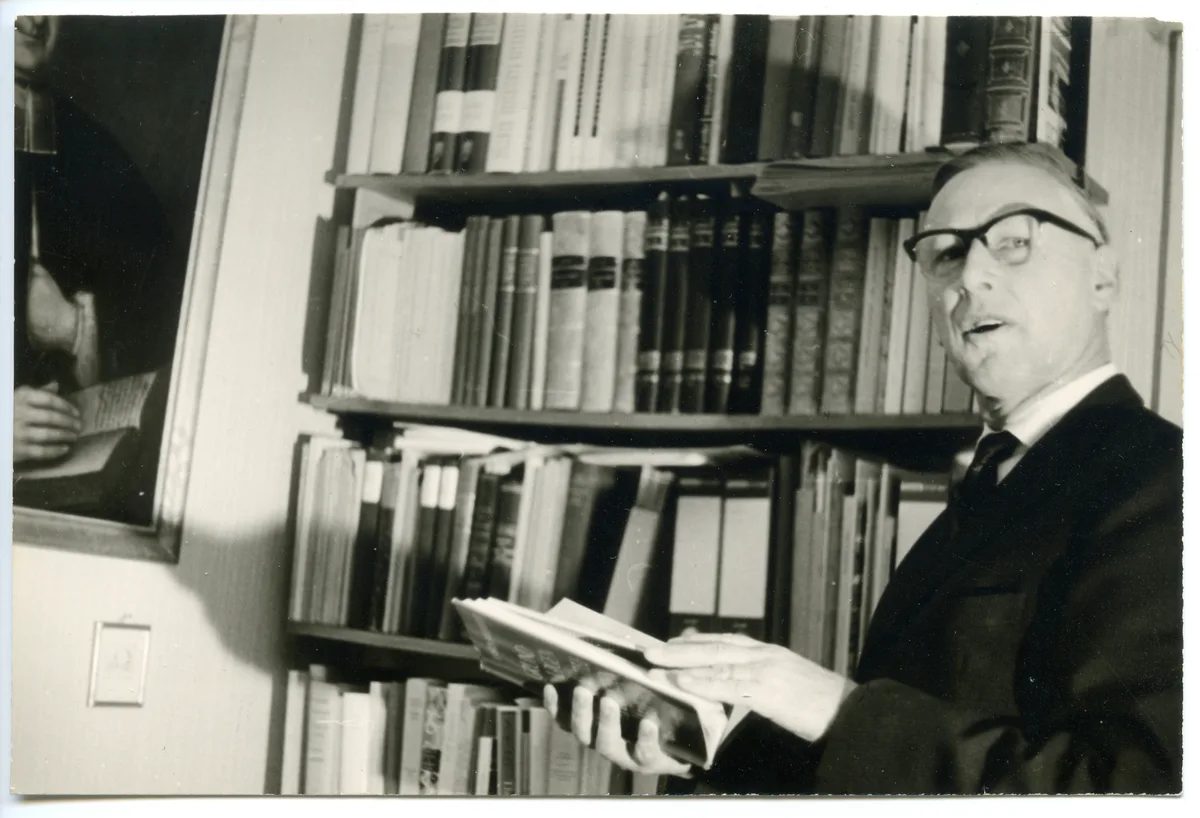Schwarzweissfoto Mann in Bibliothek